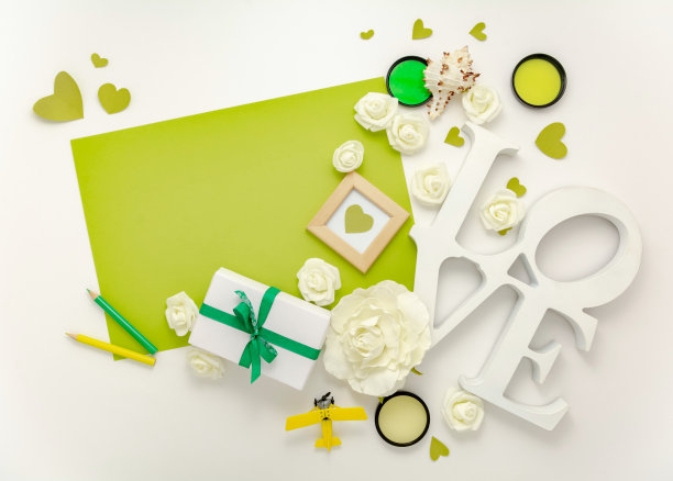 情人节，婚礼，订婚，平躺，俯视图。礼品礼盒，丝带，心形，玫瑰花，爱情，绿色纸图片下载