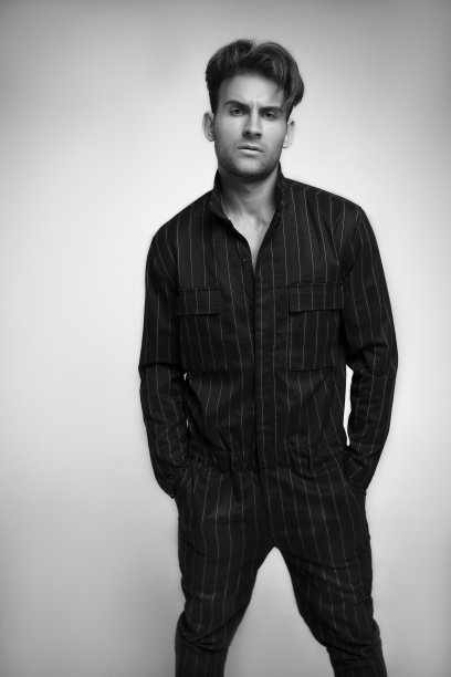 随意的模型肖像在白色的背景胡子男人工作服图片下载