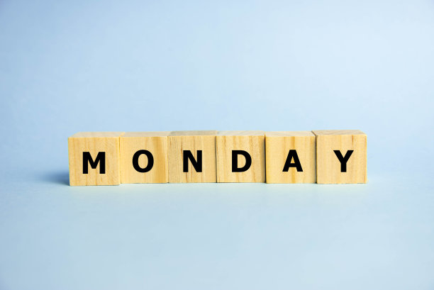 木方块星期一字在蓝色背景。图片下载
