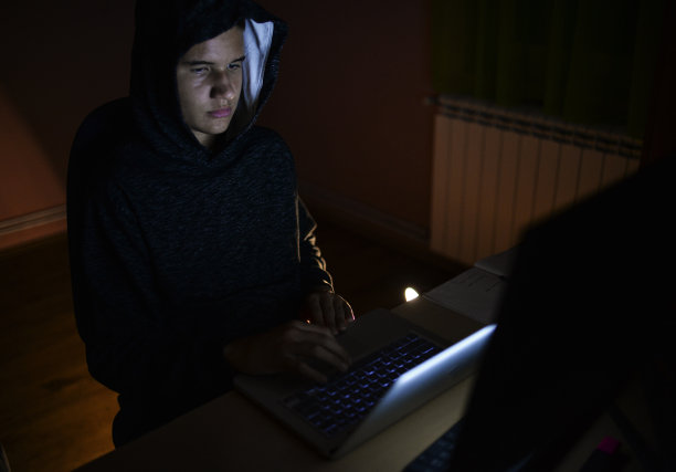 沉迷于电子游戏的少年图片下载