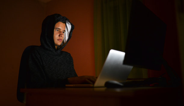 沉迷于电子游戏的少年图片下载