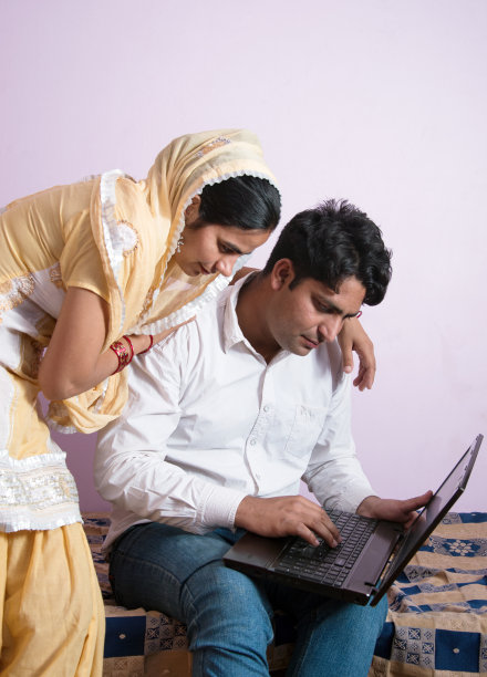 印度夫妇在家里用笔记本电脑图片下载