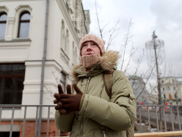 在冬天观光的女人图片下载