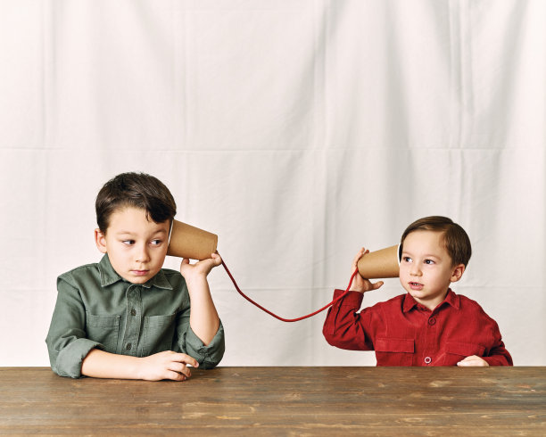 两个孩子正在用纸杯当电话。图片下载