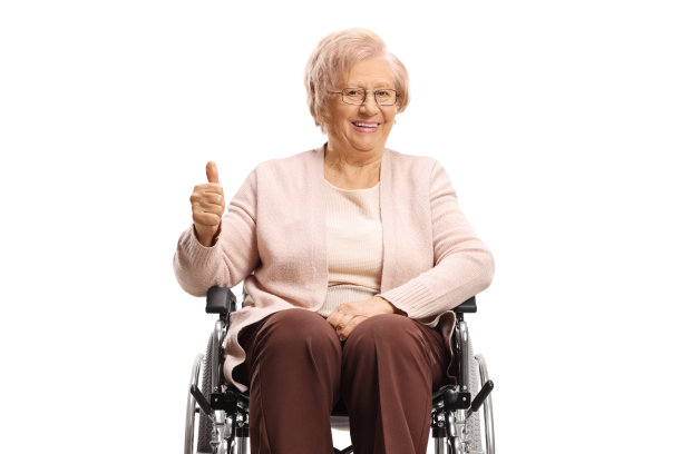 轮椅上的残疾老妇人，对着镜头微笑，竖起大拇指图片下载