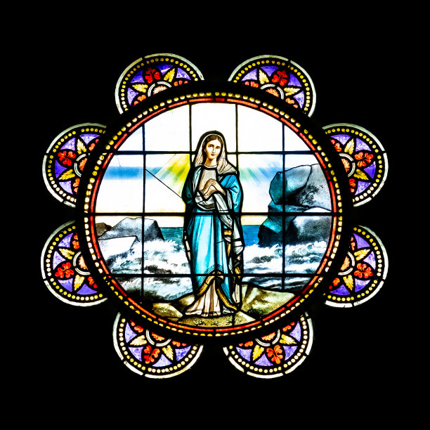 特写美丽的基督教小彩色玻璃与圣母玛利亚透明窗户从法国教堂内的一个小礼拜堂图片下载