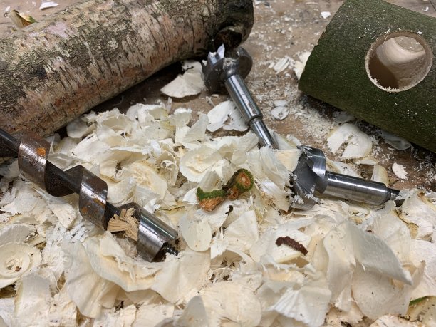 工作台和木屑图片下载