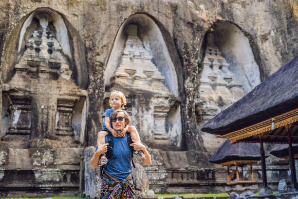 父亲和儿子都来自卡威。古时石刻寺内有皇家墓葬。印尼巴厘岛。与孩子一起旅行的概念图片下载