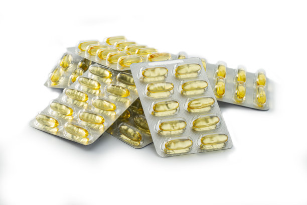 带泡罩包装的药丸，白色背景。图片下载