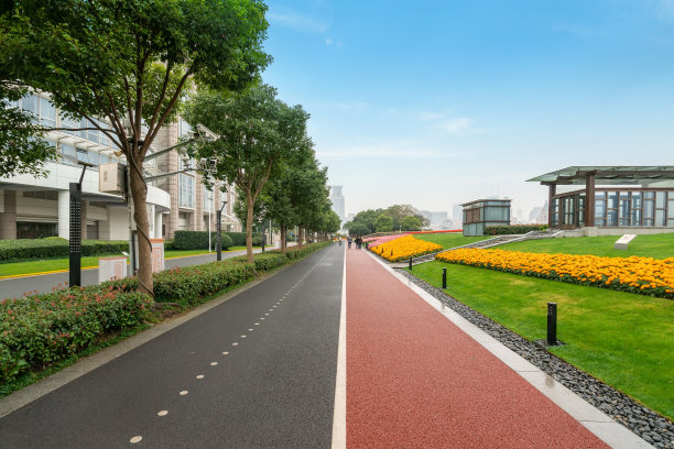 中国上海外滩广场公园内的健身步道图片下载