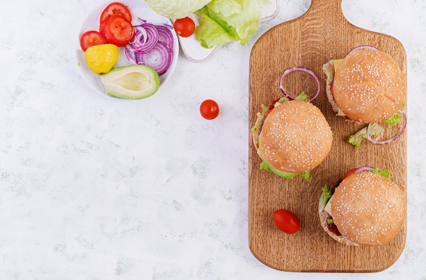 大三明治-汉堡汉堡与牛肉，鳄梨，番茄和红洋葱在光的背景。美国菜。快餐。顶视图,开销图片下载