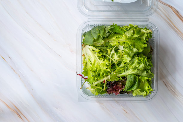 带走梅斯克伦沙拉在塑料盒容器/包装。即食/马斯可林。图片下载