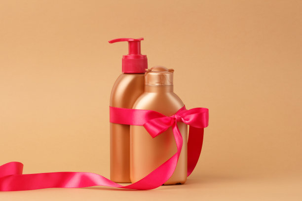 暑假去海滩、海边做面部、身体护肤。设置为安全的古铜色与粉红色缎带青铜背景。图片下载