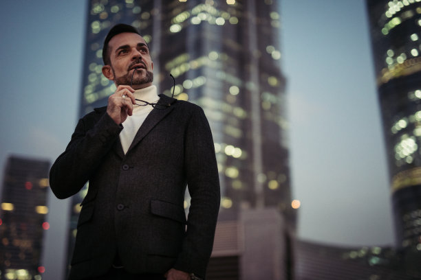 现代绅士站在市中心的街道上图片下载