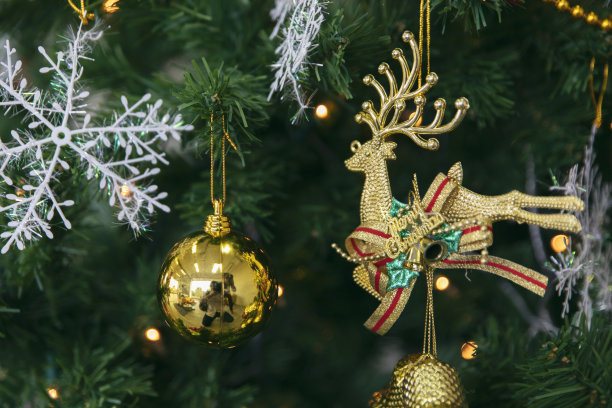 圣诞树和圣诞装饰品。图片下载