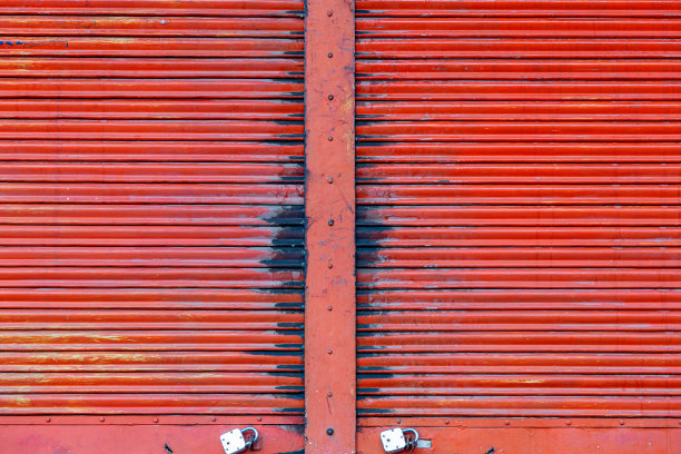 红色卷帘门背景。图片下载