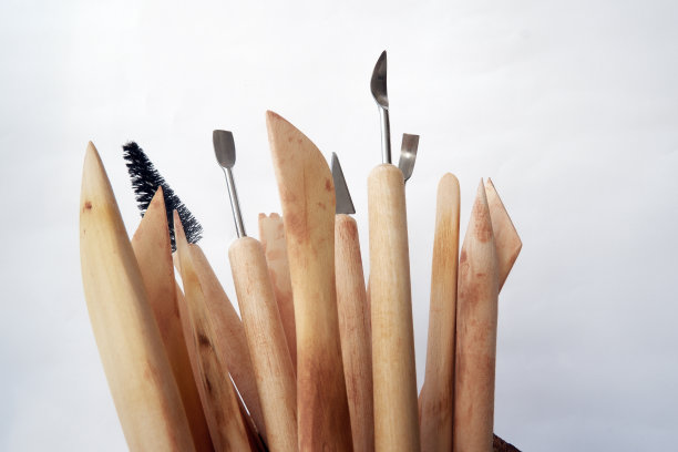 木制造型，针和涂鸦工具的陶瓷艺术。图片下载