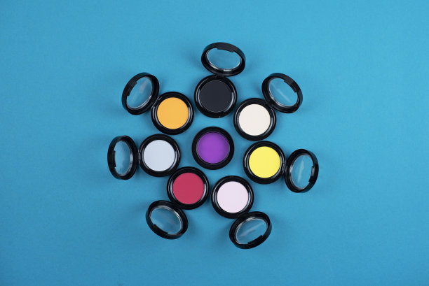 许多色彩鲜艳的眼影。图片下载