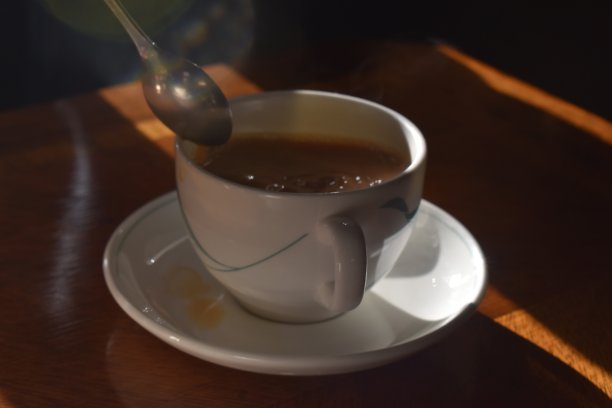 一杯热茶放在木桌上，英式下午茶时间图片下载