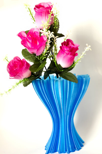 蓝色的杯子，里面装着粉红色的小玫瑰图片下载