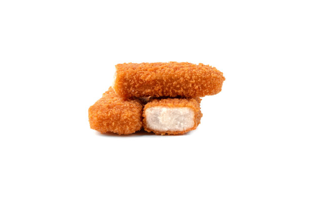 白色背景上的鱼条。冰冻鱼手指特写。图片下载