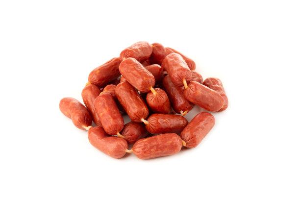 白色背景上的小熏香肠。烤香肠在白色背景上的特写。图片下载