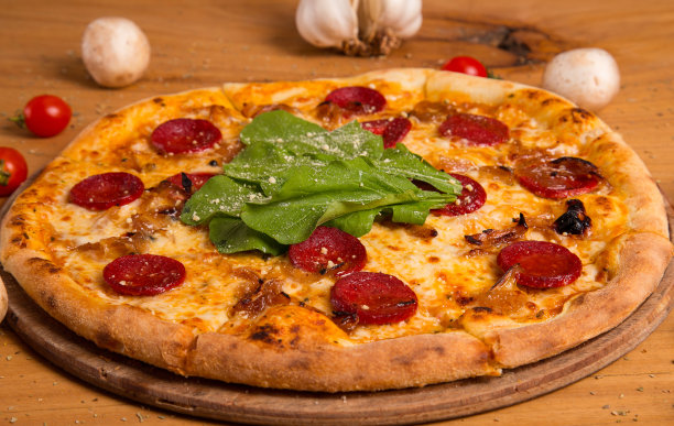 香肠披萨。意大利披萨图片下载