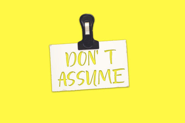 回形针拿着纸别装蒜图片下载