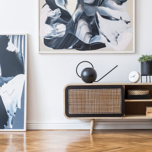 客厅的室内设计在漂亮的斯堪的纳维亚式公寓，时尚的马桶，抽象画，热带植物，书籍和优雅的配件。现代家居装饰。模板。模拟。极简主义者。图片下载