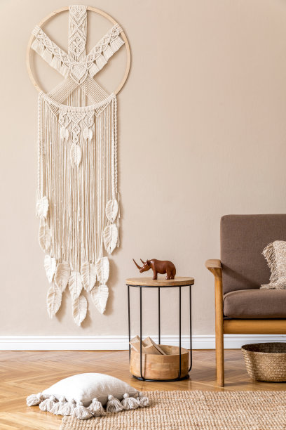 舒适的公寓客厅内饰时尚，棕色沙发，咖啡桌，藤篮，白色流苏和优雅的配件。米色和日式概念。现代的家里举办。模板。图片下载