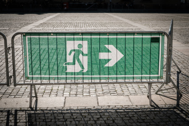 安全围栏上的紧急出口标志为图片下载