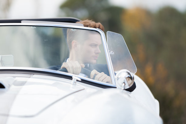 开着老爷车的帅哥图片下载