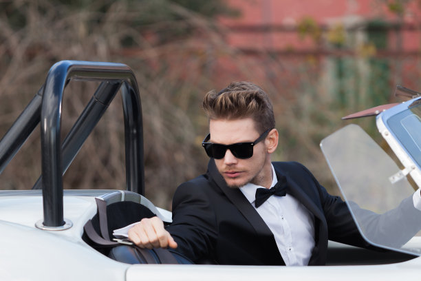 开着老爷车的帅哥图片下载