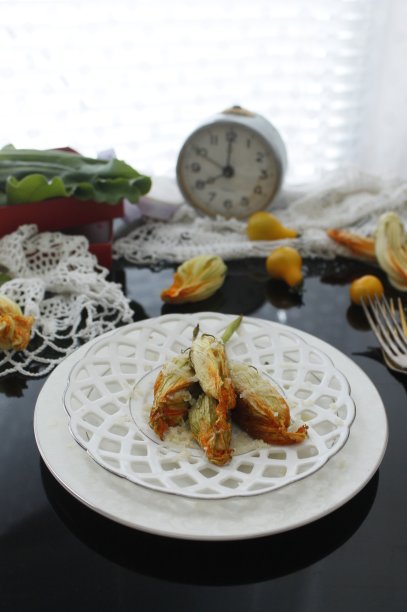 塞西葫芦或西葫芦，与帕尔马干酪烤土豆泥图片下载