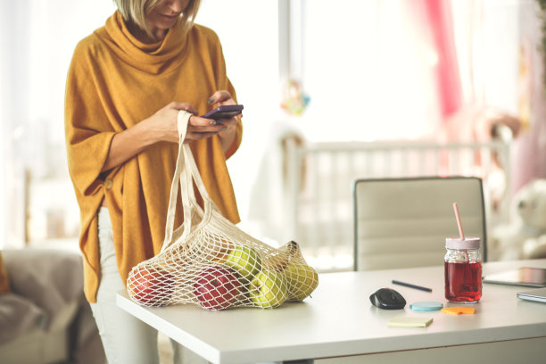 桌上有水果的可重复使用的购物袋图片下载