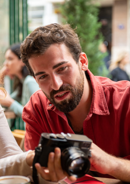年轻人教相机图片下载