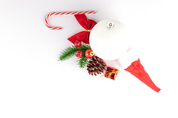 圣诞球。金色的圣诞装饰孤立在白色。新连图片下载