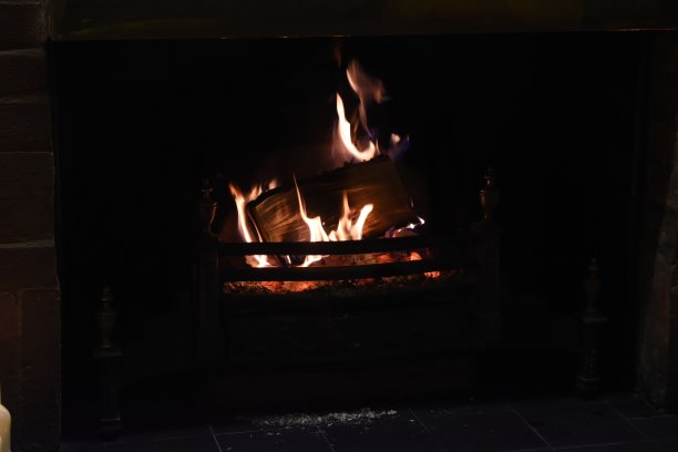 火焰在黑暗中的火焰在黑色的背景图片下载