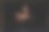 火焰在黑暗中的火焰在黑色的背景图片下载
