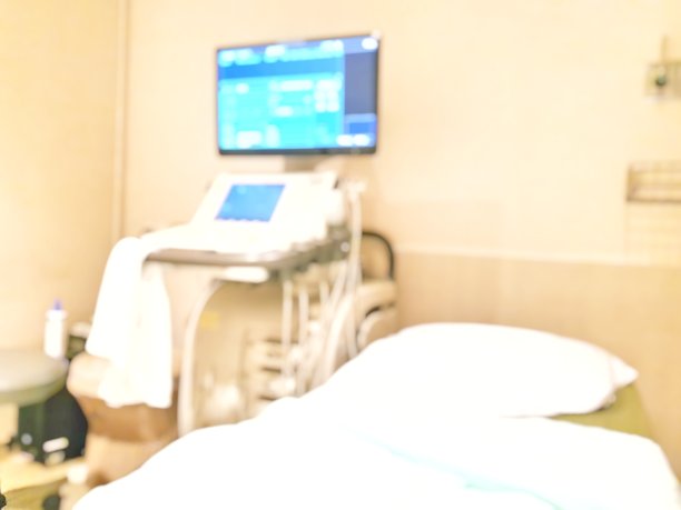 模糊背景的医疗超声检查室与医院的床，监护和设备的医生。图片下载