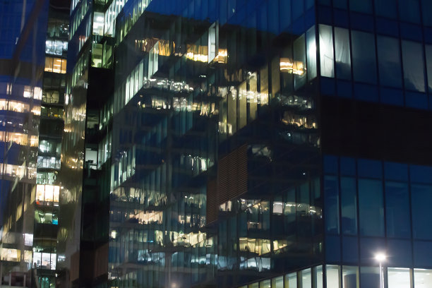 现代未来主义办公大楼晚上的外观图片下载