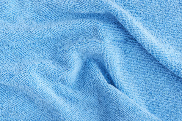 褶皱蓝色超纤维布质地的超纤维毛巾图片下载
