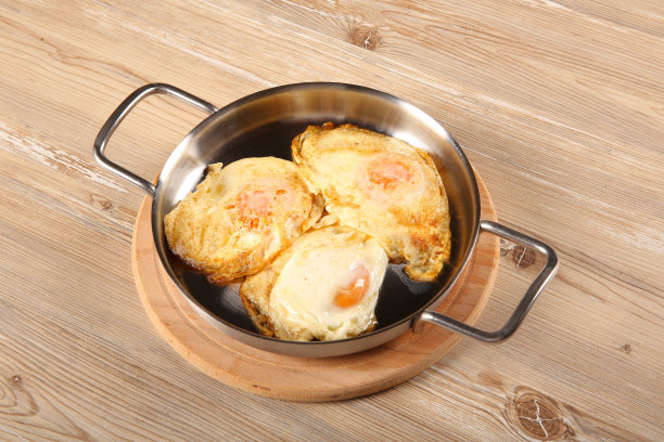 在有木架的平底锅里煎蛋图片下载