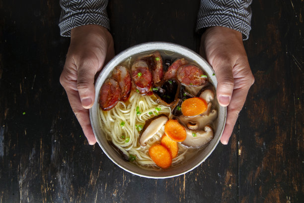 中国自制面条:加香肠、蘑菇和肉汤的汤面图片下载