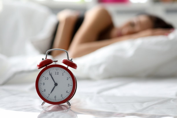 钟和床上的女人图片下载