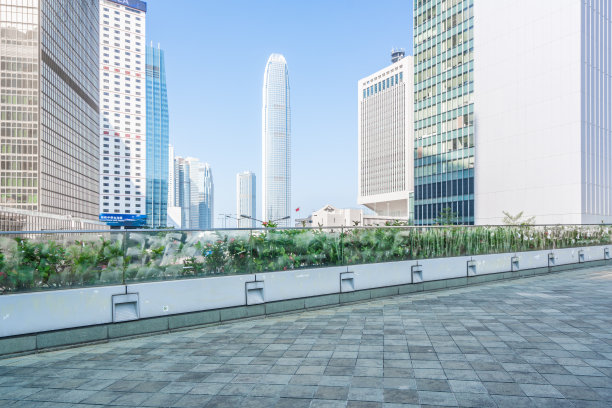 空旷的人行道前面的香港维多利亚天际线，中国，亚洲。图片下载