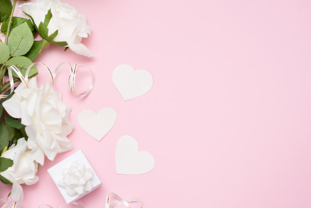 白玫瑰，粉色背景上的心形礼盒，拷贝空间图片下载