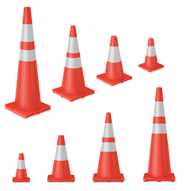 红色逼真的道路塑料白色条纹闪亮的锥形。在道路维修或道路事故期间确保安全运行的设备。图片下载