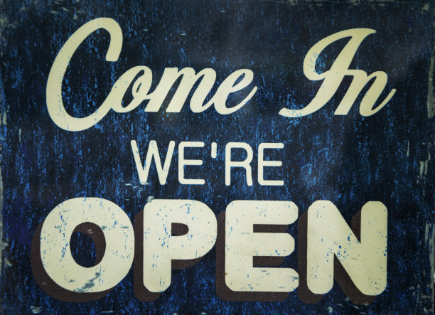 进来吧，窗户上挂着“开着”的牌子图片下载