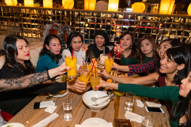 一群人在餐厅用鸡尾酒敬酒图片下载
